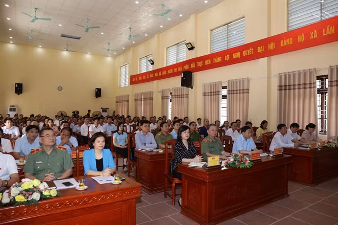 Các đại biểu tại buổi tiếp xúc cử tri