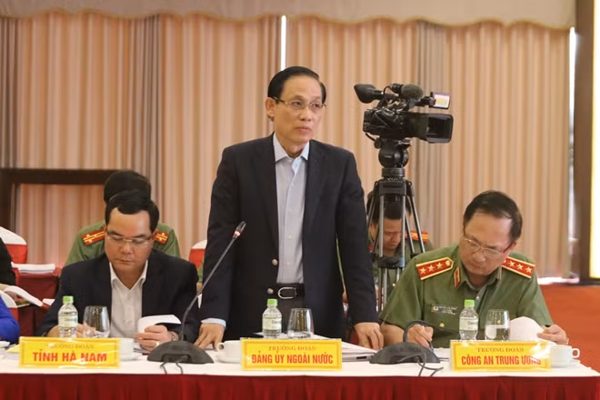 Đồng chí Lê Hoài Trung, Thứ trưởng Bộ Ngoại giao tham luận.