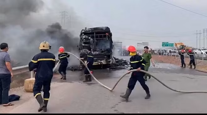 Cảnh sát PCCC Công an Bắc Giang chữa cháy chiếc xe