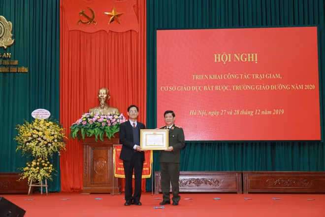 Thứ trưởng Nguyễn Văn Sơn trao quyết định tặng Huy hiệu 30 năm tuổi đảng cho Trung tướng Nguyễn Ngọc Bằng