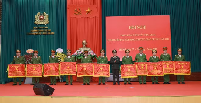 Thứ trưởng Nguyễn Văn Sơn trao Cờ Thi đua của Bộ Công an tặng các đơn vị có thành tích xuất sắc