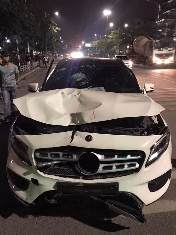 Dấu vết cho thấy, xe Mercedes đã đâm rất mạnh vào xe máy, hất hai nạn nhân văng xa. Dấu vết cho thấy, xe Mercedes đã đâm rất mạnh vào xe máy, hất hai nạn nhân văng xa.