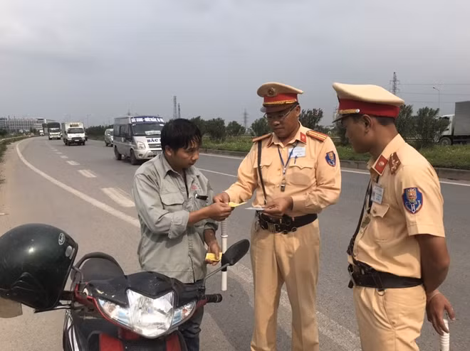 Công an Bắc Giang kiểm tra bảo hiểm trách nhiệm dân sự đối với xe máy