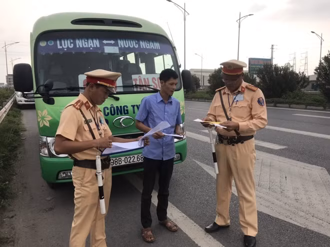Công an Bắc Giang kiểm tra bảo hiểm trách nhiệm dân sự đối với lái xe khách