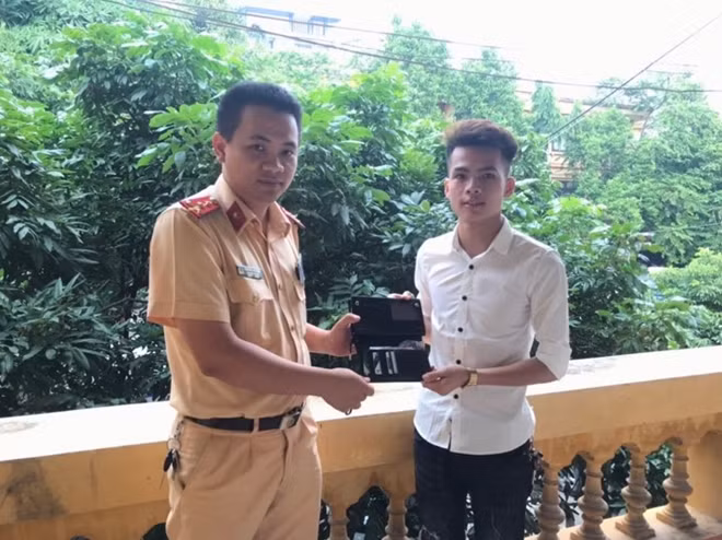 CSGT Bắ Ninh trả lại tài sản cho anh Lương Văn Linh