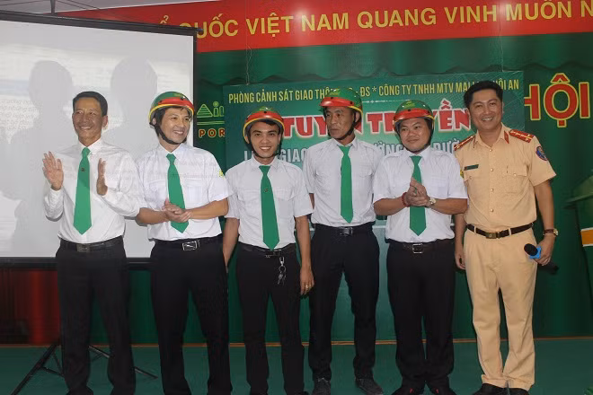 CSGT tuyên truyền Luật GTĐB cho các lái xe CSGT tuyên truyền Luật GTĐB cho các lái xe