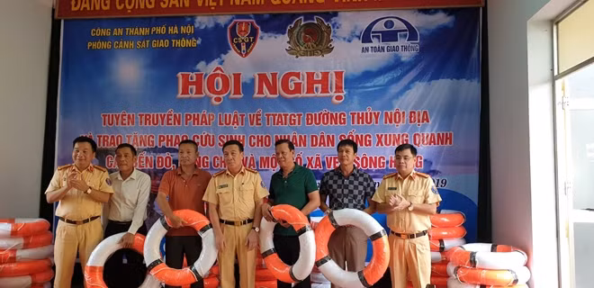 Phòng CSGT Hà Nội tặng phao cứu sinh cho các chủ bến