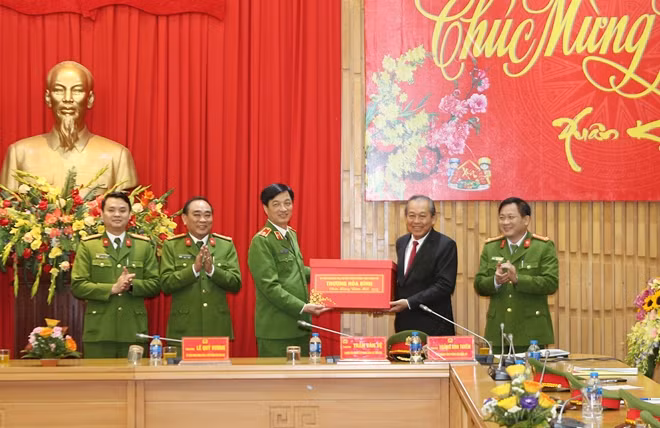 Phó Thủ tướng Thường trực Chính phủ Trương Hoà Bình tặng quà CBCS Cục CSĐT tội phạm về tham nhũng, kinh tế, buôn lậu