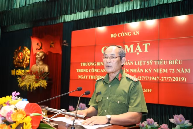 Đại tá Lý Hồng Sinh phát biểu tại Hội nghị