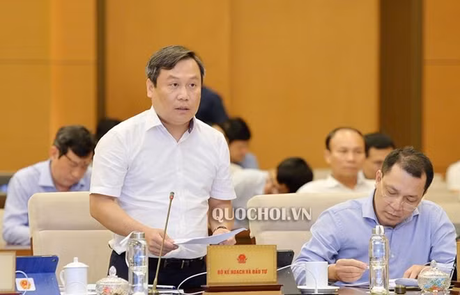 Thứ trưởng Bộ Kế hoạch và Đầu tư Vũ Đại Thắng báo cáo dự án Luật