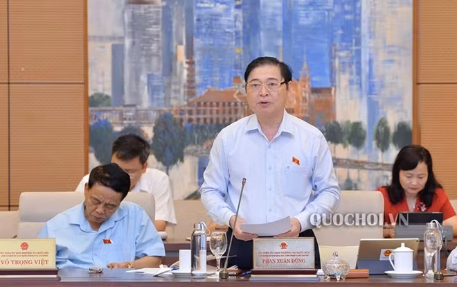 Chủ nhiệm Uỷ ban Khoa học, Công nghệ và Môi trường của Quốc hội trình bày báo cáo thẩm tra