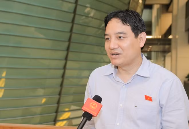 Bí thư Tỉnh uỷ Nghệ An Nguyễn Đắc Vinh trao đổi với báo chí.