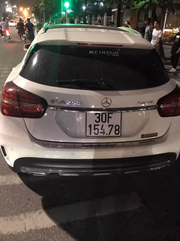 Chiếc xe gây tai nạn, sau đó bỏ chạy nhưng bị Cảnh sát bắt giữ. Chiếc xe gây tai nạn, sau đó bỏ chạy nhưng bị Cảnh sát bắt giữ.