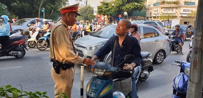 CSGT dừng xe người không đội mũ bảo hiểm để kiểm tra