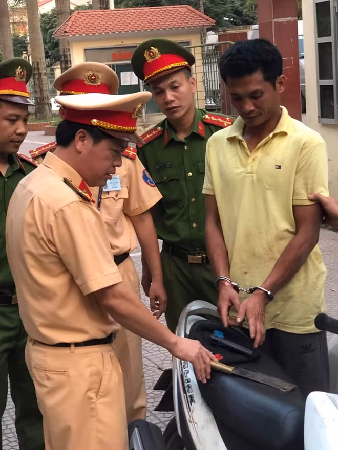 Trần Văn Dân và chiếc xe bị tạm giữ.