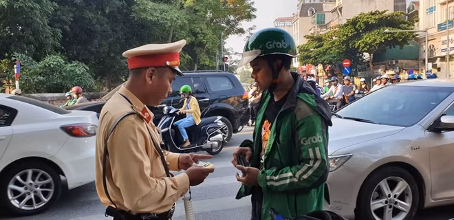 CSGT Hà Nội kiểm tra giấy tờ của người vi phạm