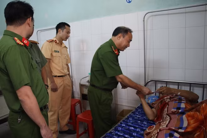 Đại tá Nguyễn Đình Hoàn, Phó Giám đốc Công an tỉnh Bắc Giang thăm, động viên Thượng uý Nguyễn Văn Tuấn