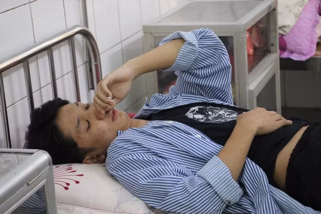 Thượng uý Nguyễn Văn Tuấn bị thương đang được điều trị tại bệnh viện