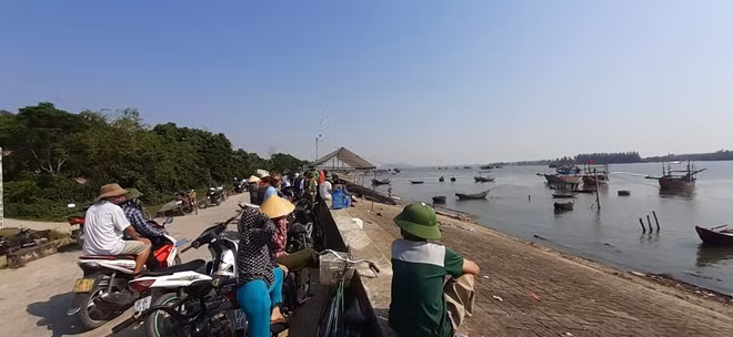 Người dân ngóng chờ tìm kiếm nạn nhân