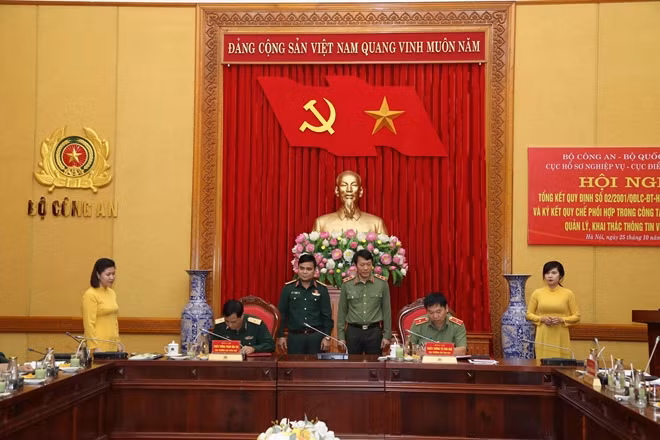 Thiếu tướng Phạm Văn Thi và Thiếu tướng Tô Văn Huệ ký quy chế phối hợp