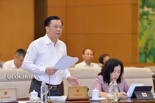 Bộ trưởng Bộ Tài chính Đinh Tiến Dũng trình bày dự thảo Nghị quyết