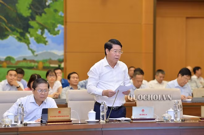 Thứ trưởng Bộ Công an Bùi Văn Nam trình bày tờ trình