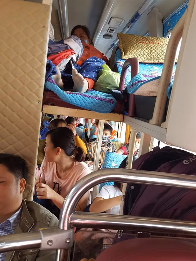 Hành khách ngồi tràn ra hai bên lối đi.