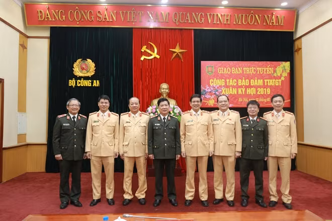 Thứ trưởng Nguyễn Văn Sơn và các đại biểu dự Hội nghị tại điểm cầu Trung tâm thông tin chỉ huy