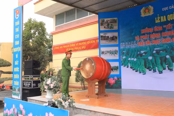 Đại tá Trần Văn Thiện, Phó cục trưởng Cục Cảnh sát QLTG, CSGDBB, TGD đánh trống ra quân Tháng thanh niên