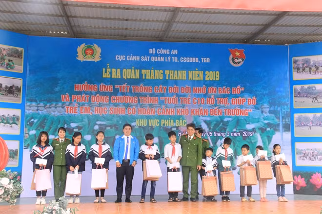 Ban Tổ chức trao quà các cháu học sinh có hoàn cảnh khó khăn