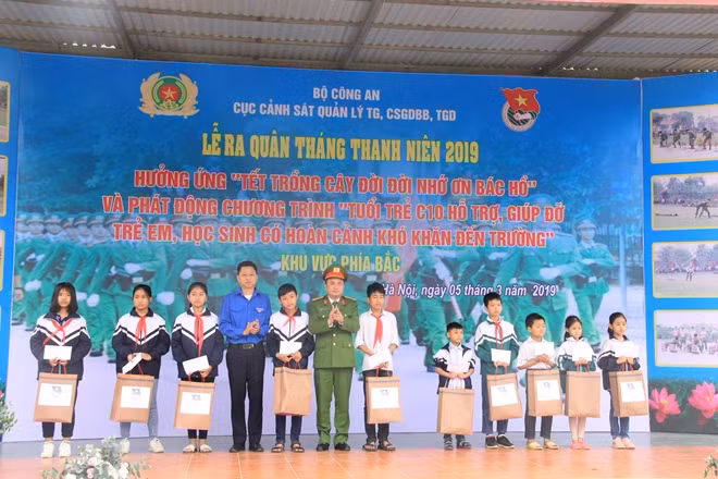 Ban Tổ chức tặng quà các cháu học sinh có hoàn cảnh khó khăn