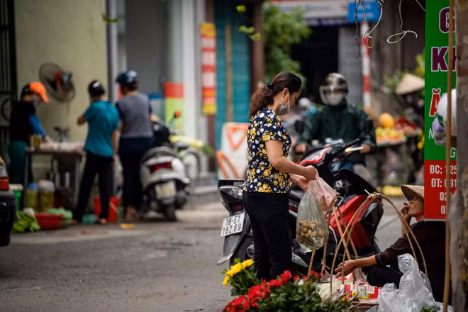 Do không được khuyến cáo, người dân vẫn mua bán, sinh hoạt ngay cạnh hiện trường vụ cháy