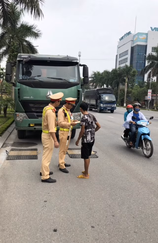CSGT kiểm tra giấy tờ phương tiện