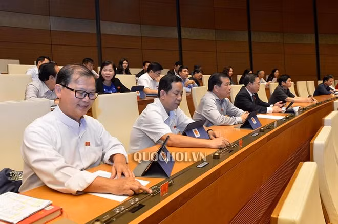 Các đại biểu biểu quyết thông qua dự án Luật