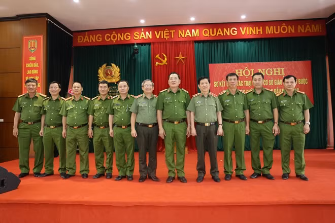 Thứ trưởng Nguyễn Văn Sơn với các đại biểu tại Hội nghị