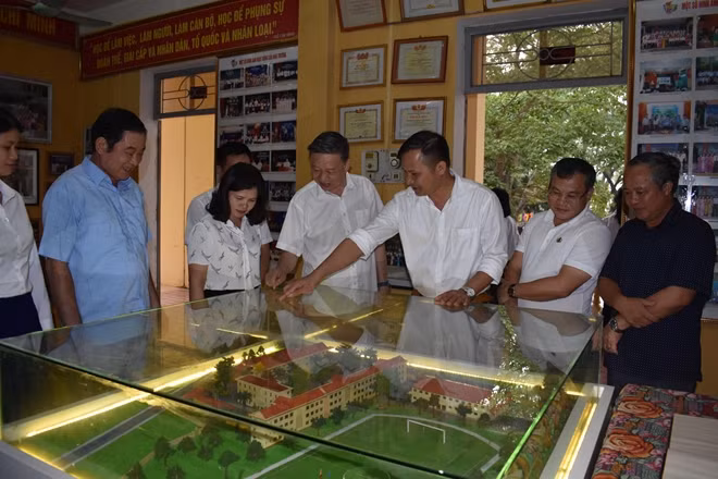 Bộ trưởng Tô Lâm thăm phòng truyền thống Trường THPT Tân Yên 1