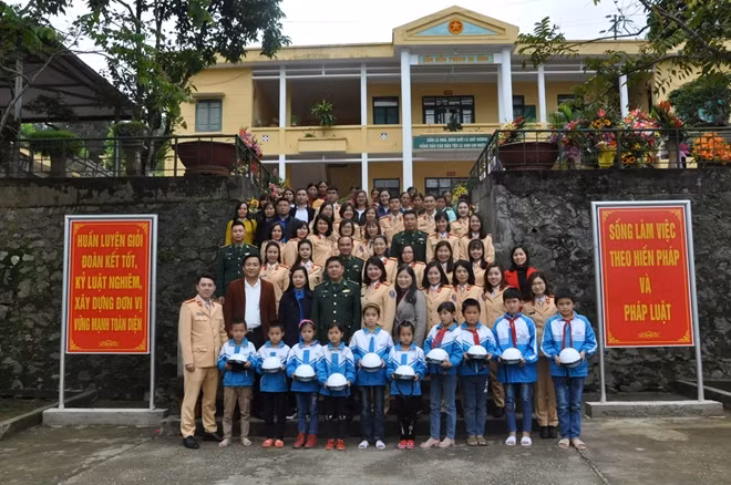 Phụ nữ Cục CSGT, CBCS Đồn Biên phòng Na Hình với Hội phụ nữ và các cháu học sinh xã Trùng Khánh.