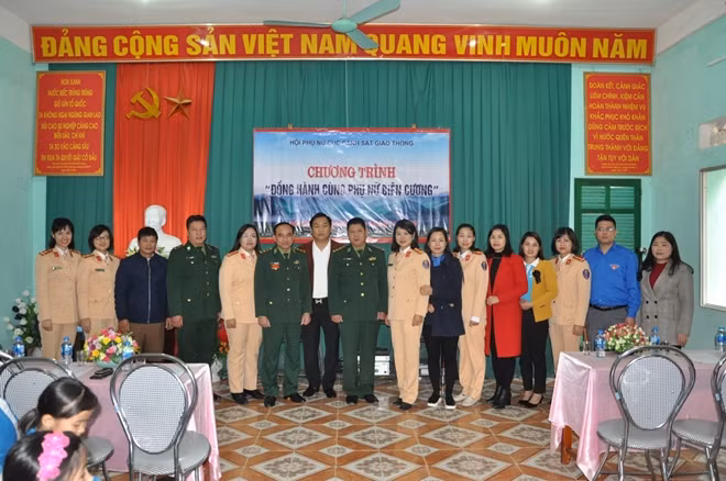 CBCS Hội phụ nữ CSGT với CBCS Đồn Biên phòng Na Hình.
