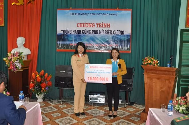 Trung tá Đặng Thị Lanh, Hội trưởng Hội phụ nữ Cục CSGT tặng quà Hội phụ nữ xã Trùng Khánh.