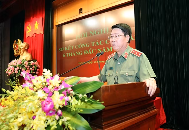 Thứ trưởng Bùi Văn Nam trình bày báo cáo sơ kết công tác Công an 6 tháng đầu năm 2019