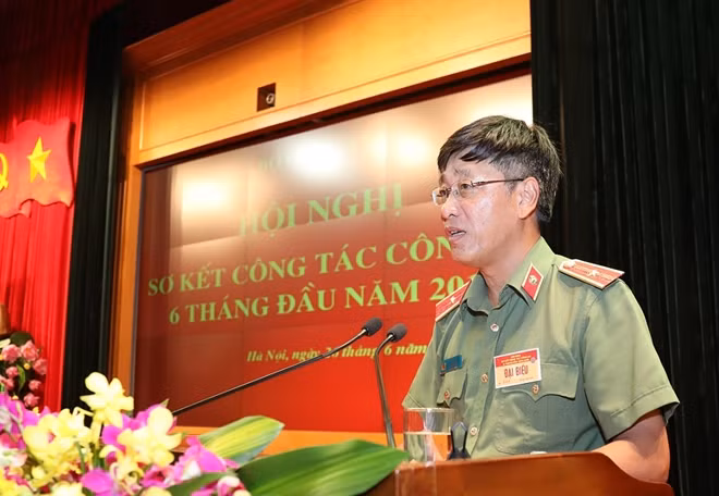 Đại biểu tham luận tại Hội nghị.