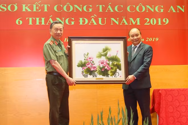 Thủ tướng Nguyễn Xuân Phúc tặng Bộ Công an bức tranh kỷ niệm.