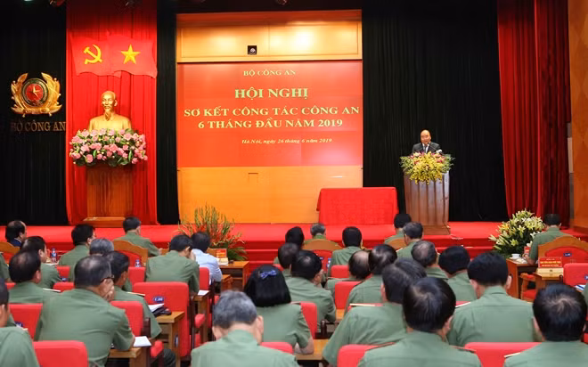 Hội nghị lắng nghe Thủ tướng Nguyễn Xuân Phúc phát biểu.