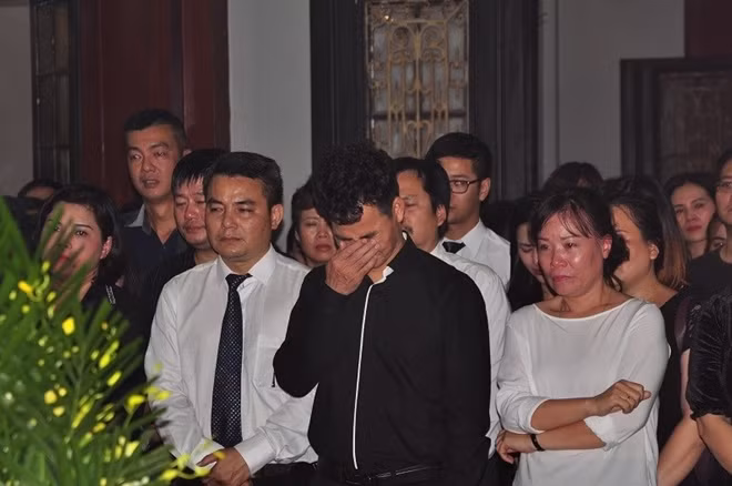 Đồng nghiệp tiễn đưa chị Đinh Thị Hải Yến – nạn nhân trong vụ tai nạn giao thông.