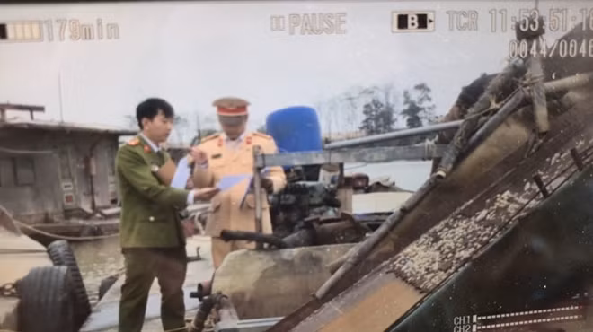 Lực lượng chức năng lập biên bản phương tiện vi phạm