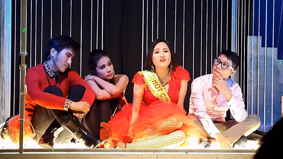 Cảnh trong vở "Tuyết Sài Gòn" của sân khấu kịch 5B Cảnh trong vở "Tuyết Sài Gòn" của sân khấu kịch 5B