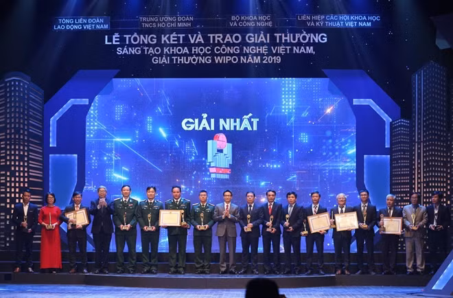 Phó Thủ tướng Chính phủ Vũ Đức Đam và GS.TSKH Đặng Vũ Minh, Chủ tịch Liên hiệp các Hội khoa học và Kỹ thuật Việt Nam đã trao giải Nhất cho các nhóm tác giả.