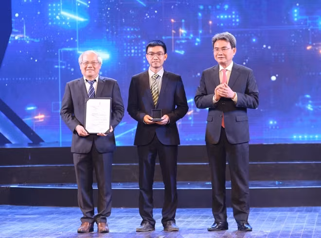 Ông Đinh Hữu Phí, Cục trưởng Cục Sở hữu trí tuệ đã trao giải thưởng WIPO tới nhóm tác giả TS Lê Văn Tri và các cộng sự - Công ty Cổ phần phân bón PHITOHOOCMON.