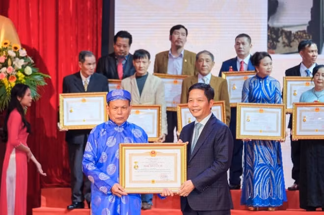 Bộ trưởng Bộ Công thương Trần Tuấn Anh - Chủ tịch Hội đồng cấp Nhà nước xét tặng danh hiệu "Nghệ nhân Nhân dân", "Nghệ nhân Ưu tú" trao tặng nghệ nhân ưu tú