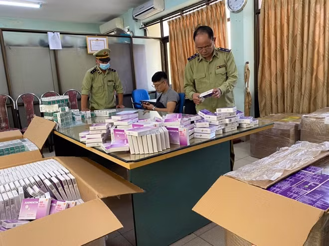 Theo khai nhận của chủ hộ kinh doanh, đối tượng đã mua hàng trăm nghìn hộp thuốc điều trị thận, huyết áp, kháng sinh, dạ dày trên mạng xã hội từ đó phân phối cho các nhà thuốc ngoại tỉnh thông qua mạng xã hội.